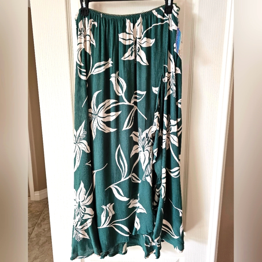 NWT Ruffle Skirt L
